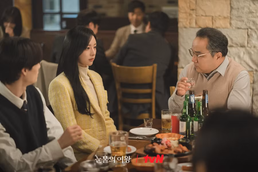 Trang phục góp phần thể hiện sự khác biệt lớn của Hong Hae In thời quá khứ ba năm trước và hiện tại. Trong bối cảnh ba năm trước, nhân vật này chủ yếu lên hình với kiểu quần áo tông màu sáng ngọt ngào Trang phục góp phần thể hiện sự khác biệt lớn của Hong Hae In thời quá khứ ba năm trước và hiện tại. Trong bối cảnh ba năm trước, nhân vật này chủ yếu lên hình với kiểu quần áo tông màu sáng ngọt ngào