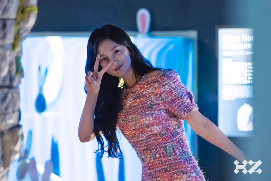 Trong phân đoạn cầu hôn lãng mạn ở tập 8 Nữ hoàng nước mắt, người đẹp đáng yêu với váy tweed cầu vồng của Soonil