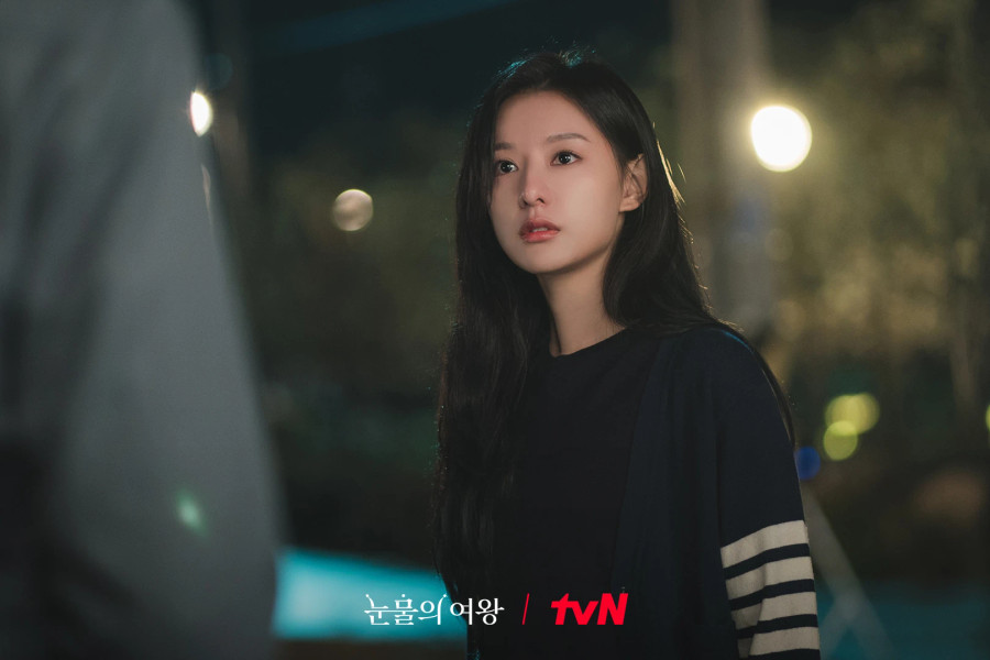 Khi nhân vật Hong Hae In và gia đình thất thế, Kim Ji Won chủ yếu xuất hiện trong trang phục của hãng Thom Browne