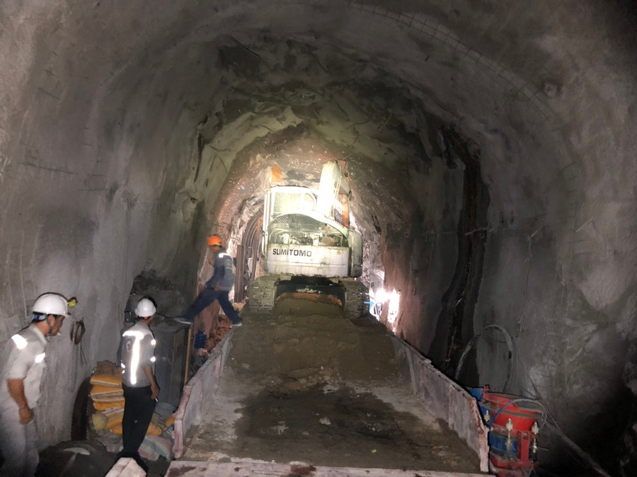 Hầm rất hẹp nên việc thi công khắc phục sự cố gặp nhiều khó khăn Hầm rất hẹp nên việc thi công khắc phục sự cố gặp nhiều khó khăn