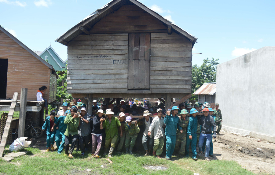 Người dân làng Bi Giông (xã Pờ Tó, huyện Ia Pa) cùng bộ đội di dời nhà sàn về nơi ở mới. Ảnh: P.D Người dân làng Bi Giông (xã Pờ Tó, huyện Ia Pa) cùng bộ đội di dời nhà sàn về nơi ở mới. Ảnh: P.D