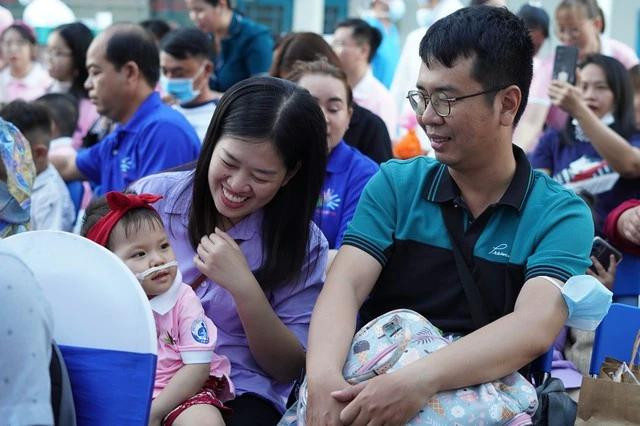 Vợ chồng chị Phan Ngọc Nhi và con gái trong ngày hội bệnh hiếm 2024 Vợ chồng chị Phan Ngọc Nhi và con gái trong ngày hội bệnh hiếm 2024