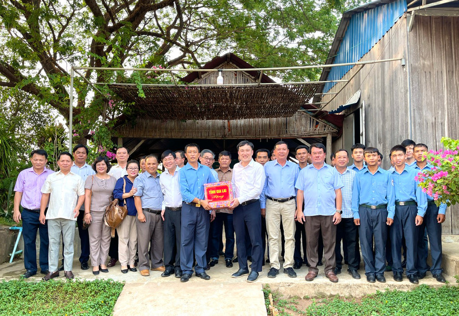 Đoàn công tác của tỉnh Gia Lai đến thăm, tặng quà cán bộ, chiến sĩ Đội K52 (Bộ Chỉ huy Quân sự tỉnh Gia Lai) đang thực hiện nhiệm vụ tại tỉnh Preah Vihear (Vương quốc Campuchia). Ảnh: M.N Đoàn công tác của tỉnh Gia Lai đến thăm, tặng quà cán bộ, chiến sĩ Đội K52 (Bộ Chỉ huy Quân sự tỉnh Gia Lai) đang thực hiện nhiệm vụ tại tỉnh Preah Vihear (Vương quốc Campuchia). Ảnh: M.N