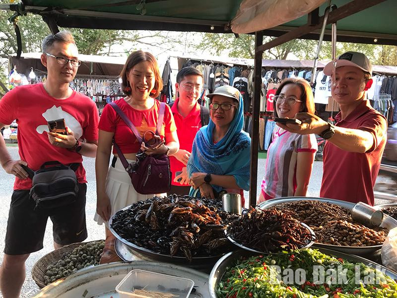 Du khách thích thú trước quầy bán những món ăn từ côn trùng tại Siem Reap.