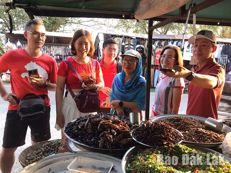 Du khách thích thú trước quầy bán những món ăn từ côn trùng tại Siem Reap.