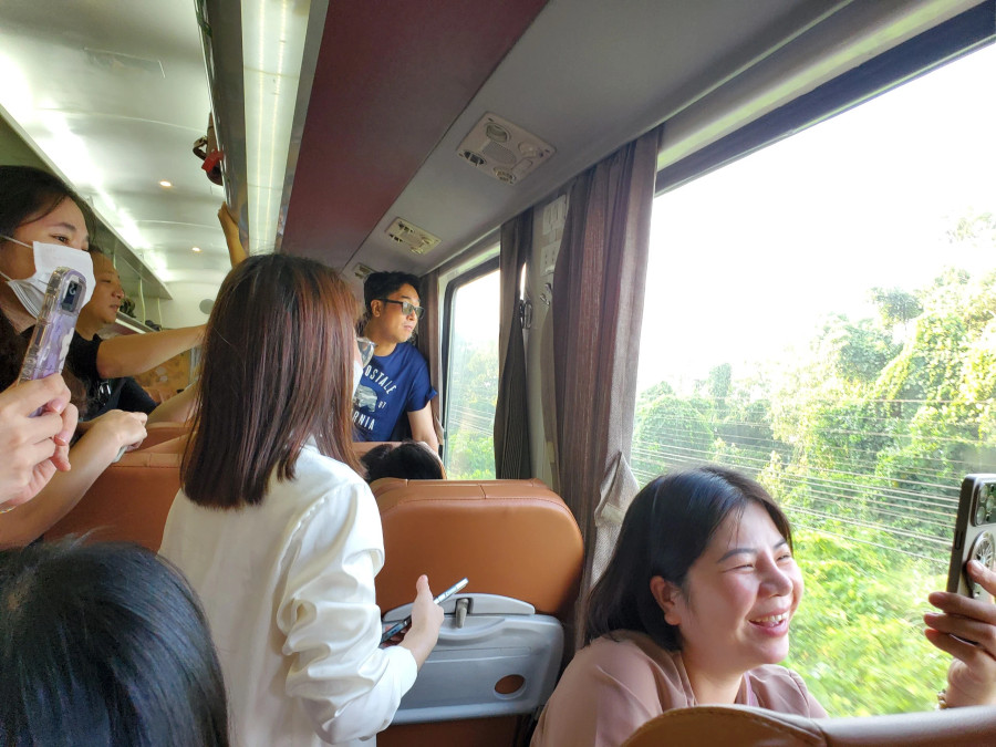 Du khách thích thú ghi hình qua những cung đường đẹp Du khách thích thú ghi hình qua những cung đường đẹp