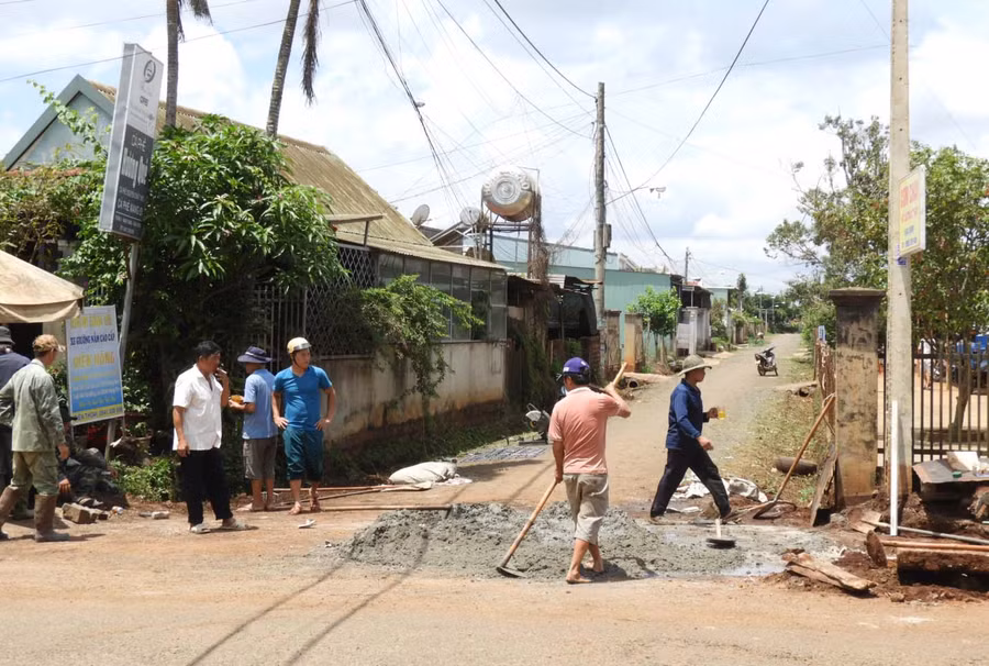 Bà con giáo dân tại Giáo xứ Lệ Chí (xã Nam Yang, huyện Đak Đoa) tham gia sửa chữa đường giao thông nông thôn. Ảnh: T.N