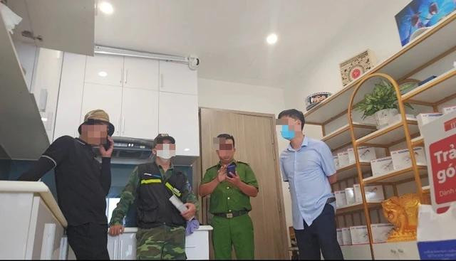 Nam thanh niên lạ mặt (bìa trái) xông vào hiện trường, bị lực lượng chức năng khống chế, xác minh danh tính Nam thanh niên lạ mặt (bìa trái) xông vào hiện trường, bị lực lượng chức năng khống chế, xác minh danh tính