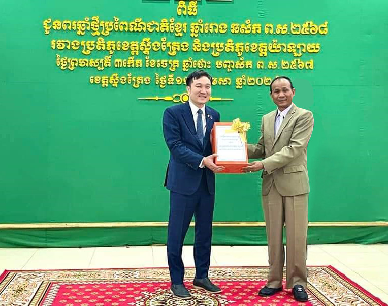 Lãnh đạo tỉnh Stung Treng tặng quà cho Phó Chủ tịch UBND tỉnh Gia Lai Nguyễn Tuấn Anh (bìa trái). Ảnh: M.N Lãnh đạo tỉnh Stung Treng tặng quà cho Phó Chủ tịch UBND tỉnh Gia Lai Nguyễn Tuấn Anh (bìa trái). Ảnh: M.N