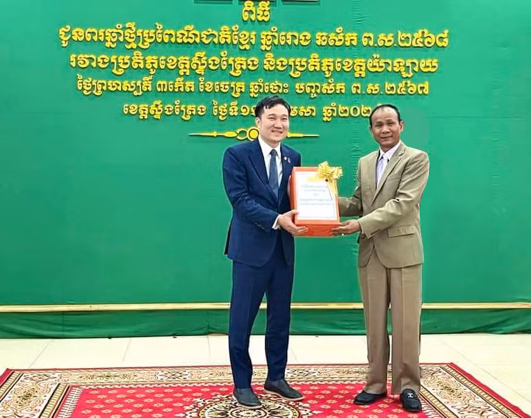 Lãnh đạo tỉnh Stung Treng tặng quà cho Phó Chủ tịch UBND tỉnh Gia Lai Nguyễn Tuấn Anh (bìa trái). Ảnh: M.N