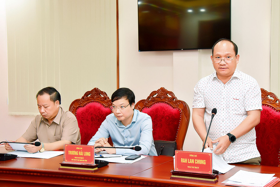 Ông Rah Lan Chung-Phó Bí thư Tỉnh ủy báo cáo công tác nội chính 6 tháng đầu năm 2023. Ảnh: Đức Thụy Ông Rah Lan Chung-Phó Bí thư Tỉnh ủy báo cáo công tác nội chính 6 tháng đầu năm 2023. Ảnh: Đức Thụy