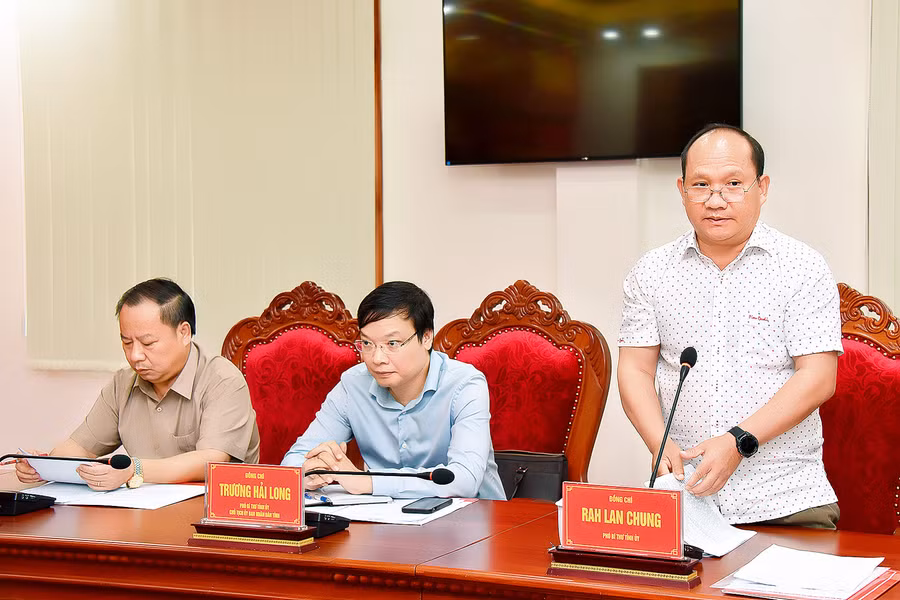 Ông Rah Lan Chung-Phó Bí thư Tỉnh ủy báo cáo công tác nội chính 6 tháng đầu năm 2023. Ảnh: Đức Thụy