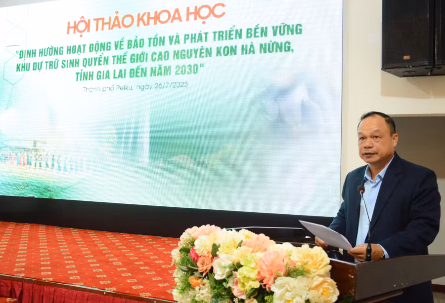 Phó Chủ tịch UBND tỉnh Dương Mah Tiệp phát biểu bế mạc hội thảo định hướng hoạt động về bảo tồn và phát triển bền vững Khu dự trữ sinh quyển thế giới Cao nguyên Kon Hà Nừng. Ảnh: Minh Nguyễn