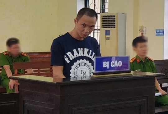 Cán bộ ngân hàng chiếm đoạt hàng trăm triệu đồng của khách hàng để chơi game - Ảnh 1. Lê Thanh Quang tại phiên xét xử
