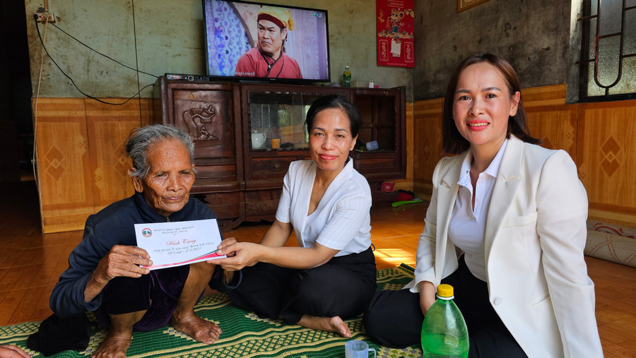 Chủ tịch UBND huyện Chư Sê Rmah H'Bé Nét (ở giữa) thăm tặng quà gia đình chính sách. Ảnh: Mỹ Đức Chủ tịch UBND huyện Chư Sê Rmah H'Bé Nét (ở giữa) thăm tặng quà gia đình chính sách. Ảnh: Mỹ Đức