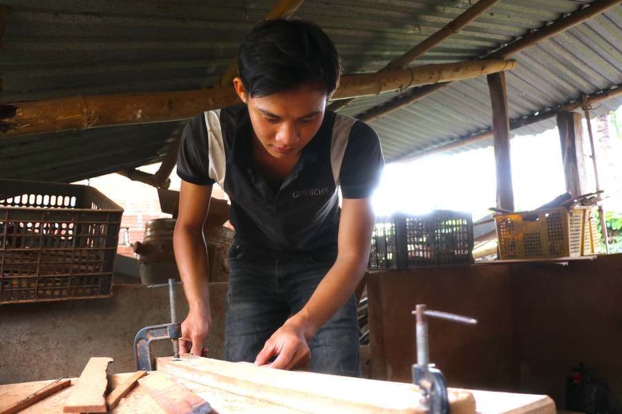 Anh Trần Nhất Hùng (tổ 1, phường Ngô Mây, thị xã An Khê) tỉ mẩn xẻ từng thanh gỗ để làm lồng chim. Ảnh: Ngọc Minh Anh Trần Nhất Hùng (tổ 1, phường Ngô Mây, thị xã An Khê) tỉ mẩn xẻ từng thanh gỗ để làm lồng chim. Ảnh: Ngọc Minh