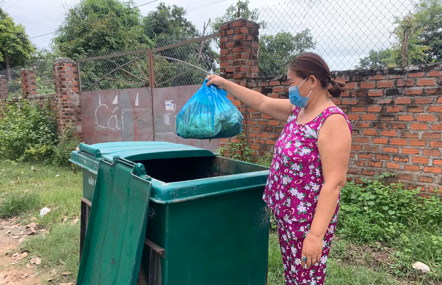 Thùng rác công cộng được đặt tại các tuyến đường hẻm giúp việc thu gom rác thải thuận tiện hơn. Ảnh: Vũ Chi