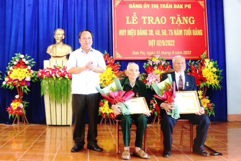 Phó Bí thư Thường trực Tỉnh ủy, Trưởng đoàn đại biểu Quốc hội tỉnh Châu Ngọc Tuấn trao tặng Huy hiệu 75 năm tuổi Đảng cho 2 đảng viên ở thị trấn Đak Pơ. Ảnh: Ngọc Minh Phó Bí thư Thường trực Tỉnh ủy, Trưởng đoàn đại biểu Quốc hội tỉnh Châu Ngọc Tuấn trao tặng Huy hiệu 75 năm tuổi Đảng cho 2 đảng viên ở thị trấn Đak Pơ. Ảnh: Ngọc Minh