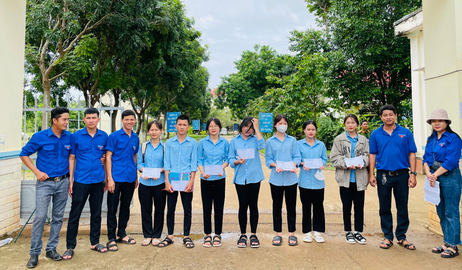 Anh Nguyễn Thế Sơn Kiên (người thứ 2 từ phải qua) tham gia tiếp sức mùa thi năm 2023. Ảnh: R'Ô HOK Anh Nguyễn Thế Sơn Kiên (người thứ 2 từ phải qua) tham gia tiếp sức mùa thi năm 2023. Ảnh: R'Ô HOK