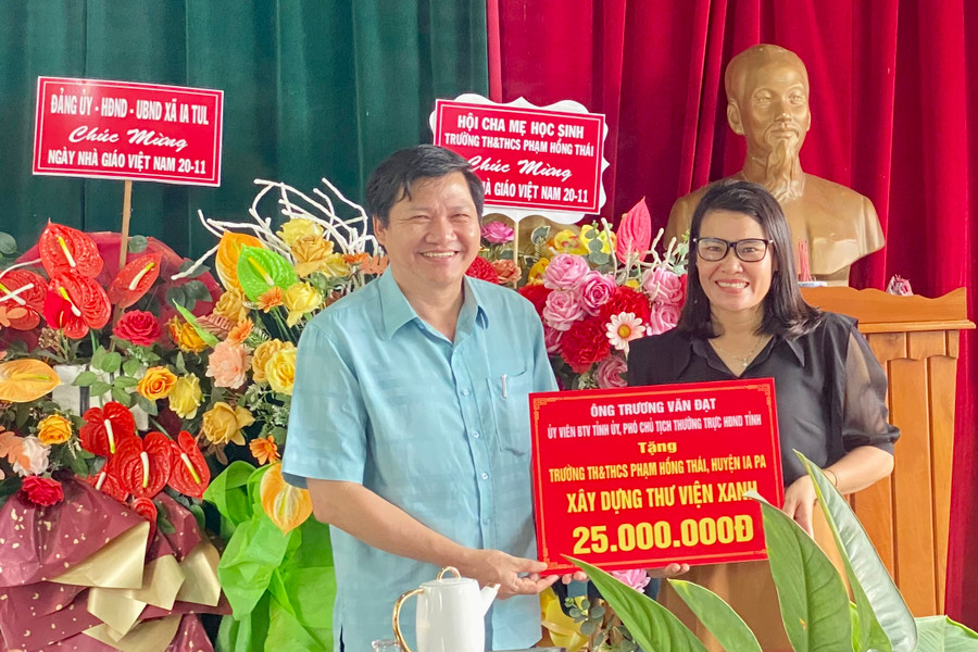 Phó Chủ tịch Thường trực HĐND tỉnh Trương Văn Đạt trao 25 triệu đồng cho Hiệu trưởng Trường Tiểu học và THCS Phạm Hồng Thái để hoàn thiện "Thư viện xanh". Ảnh: Mai Linh Phó Chủ tịch Thường trực HĐND tỉnh Trương Văn Đạt trao 25 triệu đồng cho Hiệu trưởng Trường Tiểu học và THCS Phạm Hồng Thái để hoàn thiện "Thư viện xanh". Ảnh: Mai Linh