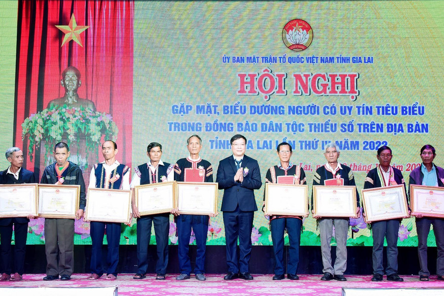 Phó Bí thư Tỉnh ủy, Chủ tịch UBND tỉnh Trương Hải Long tặng bằng khen cho người có uy tín có thành tích xuất sắc trong việc tập hợp xây dựng khối đại đoàn kết dân tộc ở khu dân cư từ năm 2020 đến 2022. Ảnh: Đức Thụy