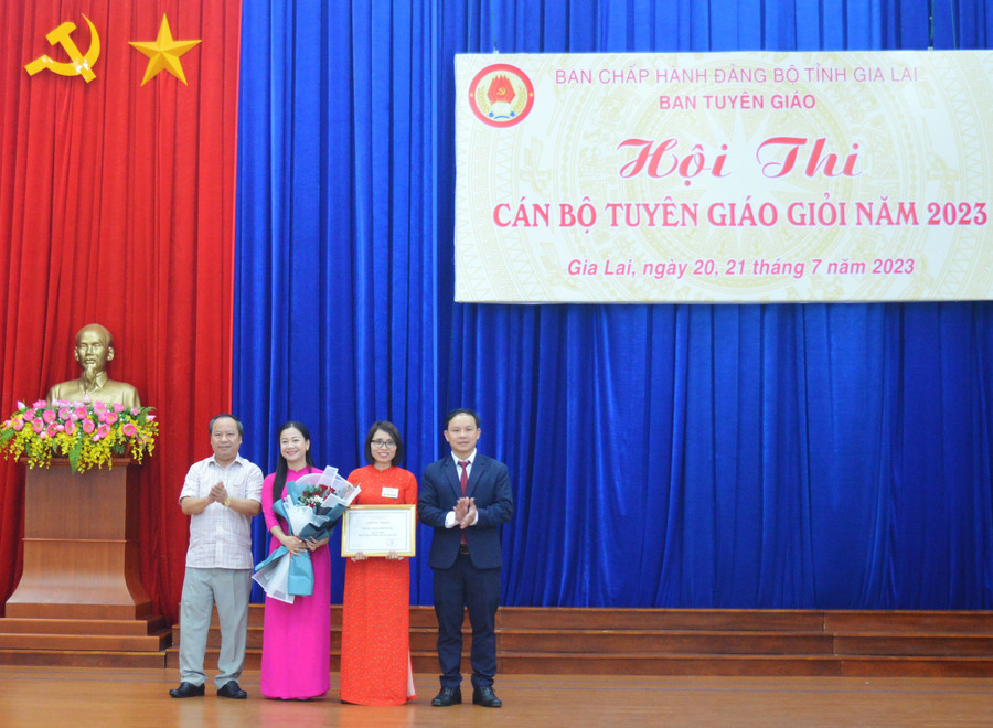 Phó Bí thư Thường trực Tỉnh ủy Châu Ngọc Tuấn (bìa trái) tặng hoa chúc mừng đội đạt giải nhất. Ảnh: Anh Huy