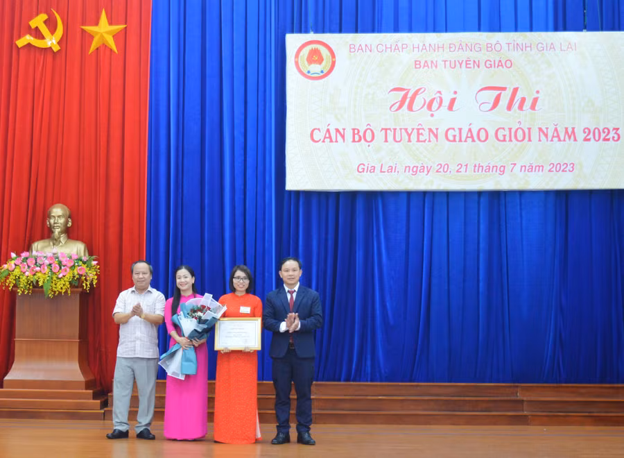 Phó Bí thư Thường trực Tỉnh ủy Châu Ngọc Tuấn (bìa trái) tặng hoa chúc mừng đội đạt giải nhất. Ảnh: Anh Huy