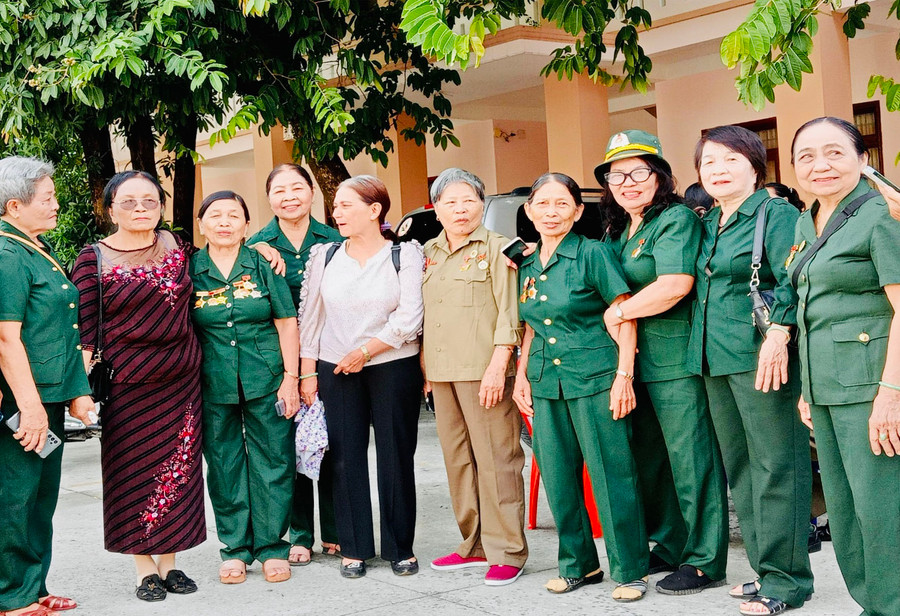 Chị Trần Thị Ánh Hừng (thứ 2 từ phải sang). Ảnh: Đoàn Minh Phụng