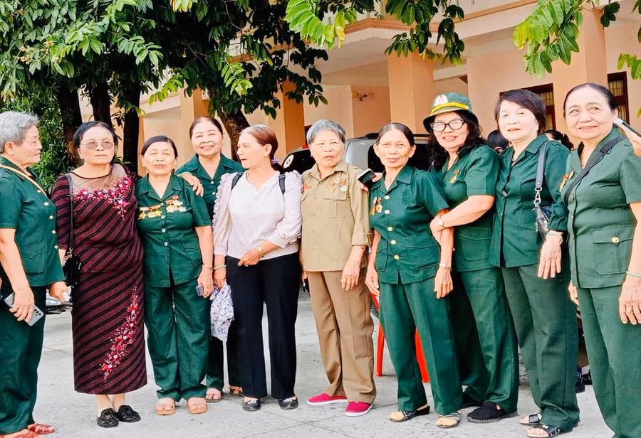 Chị Trần Thị Ánh Hừng (thứ 2 từ phải sang). Ảnh: Đoàn Minh Phụng