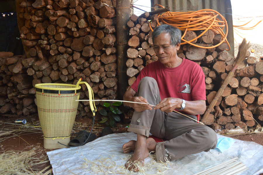 Ông Sêl cho rằng đan gùi vừa mang lại thu nhập, vừa góp phần giữ gìn, phát huy nghề đan lát. Ảnh: Phương Dung