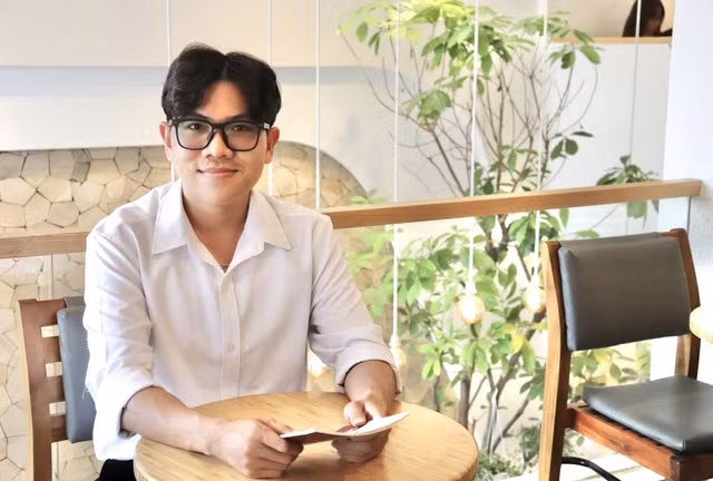 Hải là thủ khoa tốt nghiệp xuất sắc song ngành của Trường ĐH Kinh tế - Luật TP.HCM. Ảnh: Tuyết Cẩm