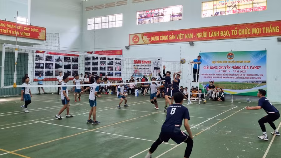 Trận chung kết giữa 2 đội bóng xã Đak Yă và thị trấn Kon Dơng. Ảnh: Hà Phương