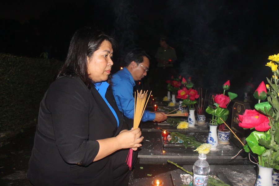 Bí thư Tỉnh Đoàn Hà Thị Giang Thảo dâng hương tri ân các anh hùng, liệt sĩ. Ảnh: Phan Lài Bí thư Tỉnh Đoàn Hà Thị Giang Thảo dâng hương tri ân các anh hùng, liệt sĩ. Ảnh: Phan Lài