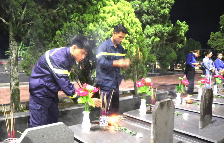 Binh nhì Phạm Bá Thịnh (bìa trái, Đội Cảnh sát Chữa cháy và cứu nạn cứu hộ khu vực An Khê) cùng đồng đội dâng hương các anh hùng liệt sĩ tại Nghĩa trang Liệt sĩ thị xã An Khê. Ảnh: Ngọc Minh Binh nhì Phạm Bá Thịnh (bìa trái, Đội Cảnh sát Chữa cháy và cứu nạn cứu hộ khu vực An Khê) cùng đồng đội dâng hương các anh hùng liệt sĩ tại Nghĩa trang Liệt sĩ thị xã An Khê. Ảnh: Ngọc Minh