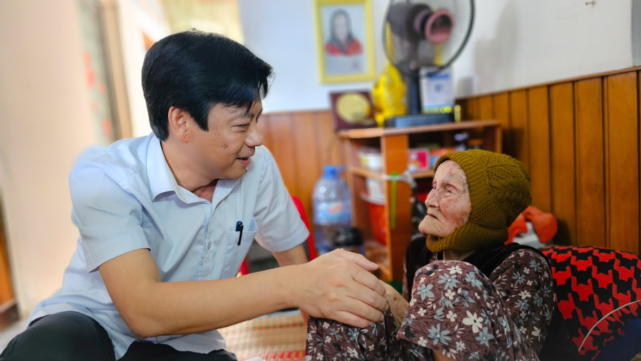 Chủ tịch UBND TP. Pleiku Đỗ Việt Hưng ân cần thăm hỏi Mẹ Việt Nam Anh hùng Nguyễn Thị Mười (tổ 8, phường Ia Kring). Ảnh: Bá Bính Chủ tịch UBND TP. Pleiku Đỗ Việt Hưng ân cần thăm hỏi Mẹ Việt Nam Anh hùng Nguyễn Thị Mười (tổ 8, phường Ia Kring). Ảnh: Bá Bính