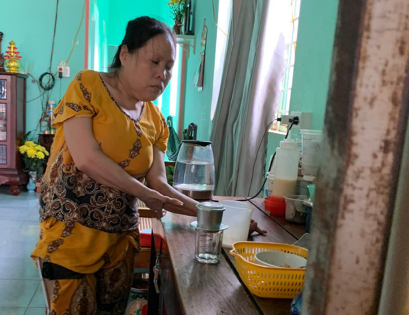 Sức khoẻ giảm sút nên bà Nga chuyển sang bán cà phê, nước giải khát để có thu nhập. Ảnh: Nhật Hào Sức khoẻ giảm sút nên bà Nga chuyển sang bán cà phê, nước giải khát để có thu nhập. Ảnh: Nhật Hào