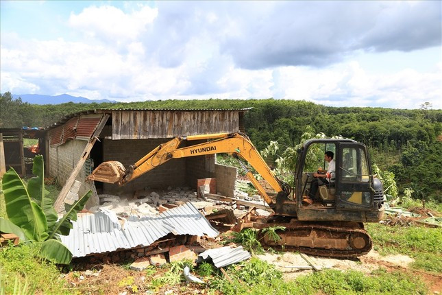 Chính quyền địa phương cưỡng chế một trường hợp xây nhà trên đất rừng dọc quốc lộ 28 Chính quyền địa phương cưỡng chế một trường hợp xây nhà trên đất rừng dọc quốc lộ 28