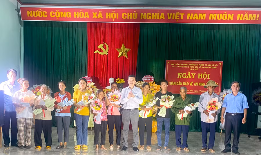 Nhân dân và cán bộ xã Ia Rtô vinh dự nhận bằng khen của Bộ Công an vì có thành tích xuất sắc trong thực hiện phong trào toàn dân bảo vệ an ninh Tổ quốc năm 2023. Ảnh: Nguyễn Sang