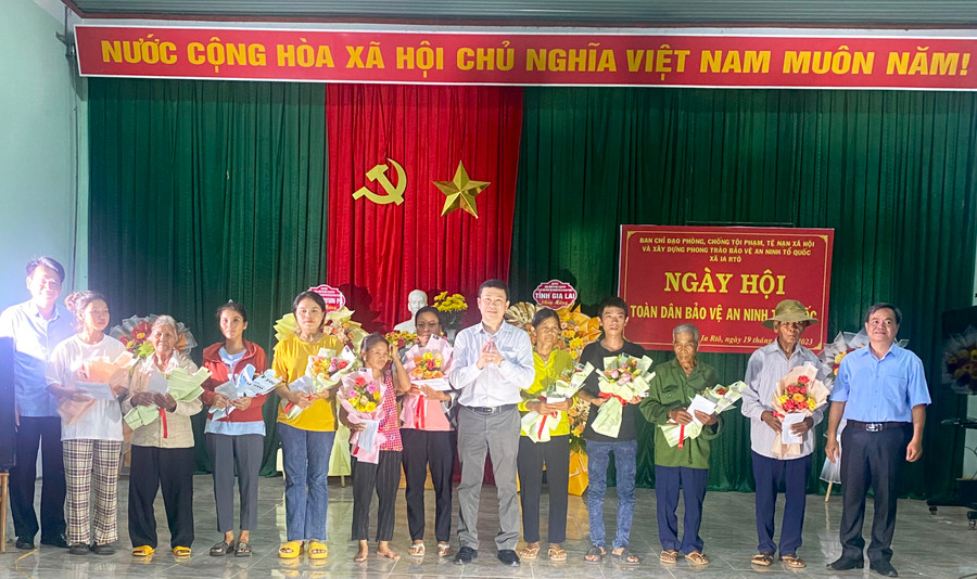 Nhân dân và cán bộ xã Ia Rtô vinh dự nhận bằng khen của Bộ Công an vì có thành tích xuất sắc trong thực hiện phong trào toàn dân bảo vệ an ninh Tổ quốc năm 2023. Ảnh: Nguyễn Sang Nhân dân và cán bộ xã Ia Rtô vinh dự nhận bằng khen của Bộ Công an vì có thành tích xuất sắc trong thực hiện phong trào toàn dân bảo vệ an ninh Tổ quốc năm 2023. Ảnh: Nguyễn Sang