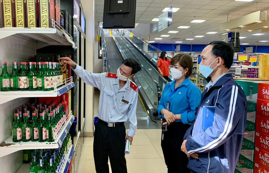 Các TTHC trong lĩnh vực ATTP đã được rút ngắn 50% thời gian giải quyết tạo điều kiện thuận lợi cho các tổ chức, cá nhân hoạt động sản xuất kinh doanh thực phẩm. Ảnh: Như Nguyện Các TTHC trong lĩnh vực ATTP đã được rút ngắn 50% thời gian giải quyết tạo điều kiện thuận lợi cho các tổ chức, cá nhân hoạt động sản xuất kinh doanh thực phẩm. Ảnh: Như Nguyện