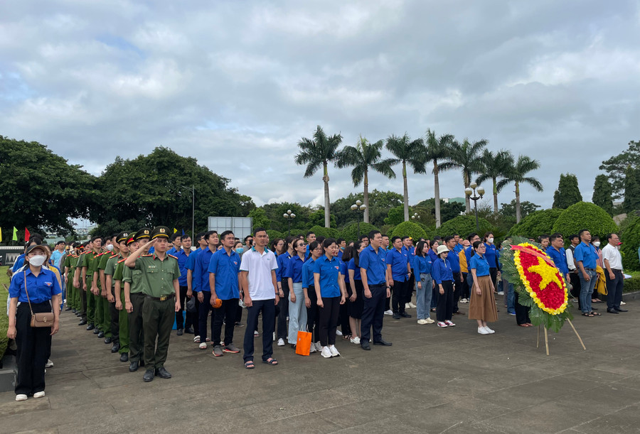 Đoàn viên, thanh niên dâng hương, dâng hoa tại Nghĩa trang Liệt sĩ tỉnh. Ảnh: Phan Lài Đoàn viên, thanh niên dâng hương, dâng hoa tại Nghĩa trang Liệt sĩ tỉnh. Ảnh: Phan Lài
