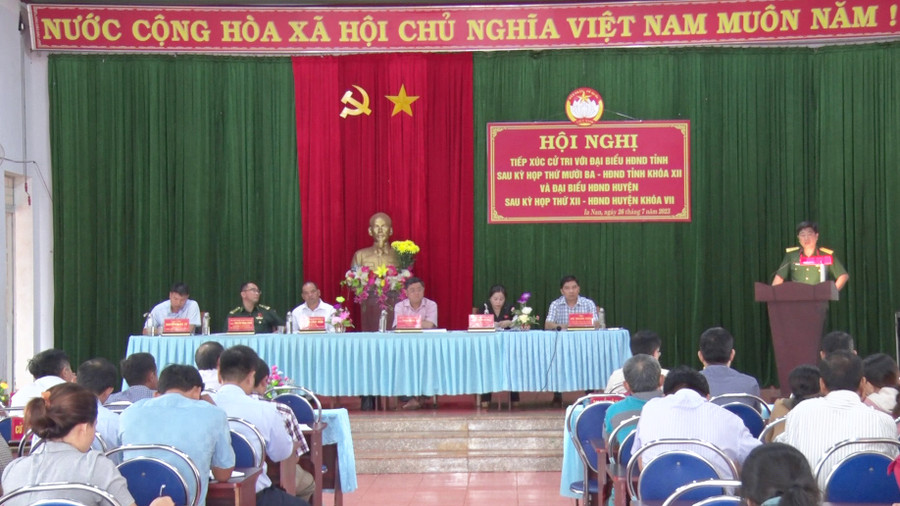 Các cơ quan chuyên môn của huyện Đức Cơ giải trình các ý kiến của cử tri tại buổi tiếp xúc. Ảnh: Lê Văn Châu Các cơ quan chuyên môn của huyện Đức Cơ giải trình các ý kiến của cử tri tại buổi tiếp xúc. Ảnh: Lê Văn Châu