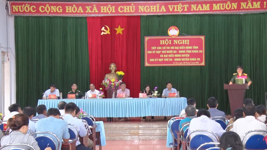 Các cơ quan chuyên môn của huyện Đức Cơ giải trình các ý kiến của cử tri tại buổi tiếp xúc. Ảnh: Lê Văn Châu Các cơ quan chuyên môn của huyện Đức Cơ giải trình các ý kiến của cử tri tại buổi tiếp xúc. Ảnh: Lê Văn Châu