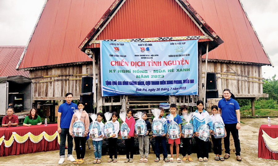 Đoàn Trường Đại học Công nghệ Sài Gòn tặng quà cho các em thiếu nhi có hoàn cảnh khó khăn. Ảnh: Lan Anh Đoàn Trường Đại học Công nghệ Sài Gòn tặng quà cho các em thiếu nhi có hoàn cảnh khó khăn. Ảnh: Lan Anh