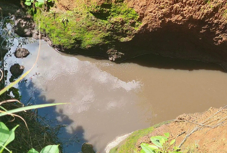Nước đen kịt từ các cơ sở chăn nuôi tại làng O Gia (xã Ia Pếch, huyện Ia Grai) chảy ra môi trường tự nhiên, gây ô nhiễm giọt nước dùng chung của làng. Ảnh: Minh Nguyễn Nước đen kịt từ các cơ sở chăn nuôi tại làng O Gia (xã Ia Pếch, huyện Ia Grai) chảy ra môi trường tự nhiên, gây ô nhiễm giọt nước dùng chung của làng. Ảnh: Minh Nguyễn