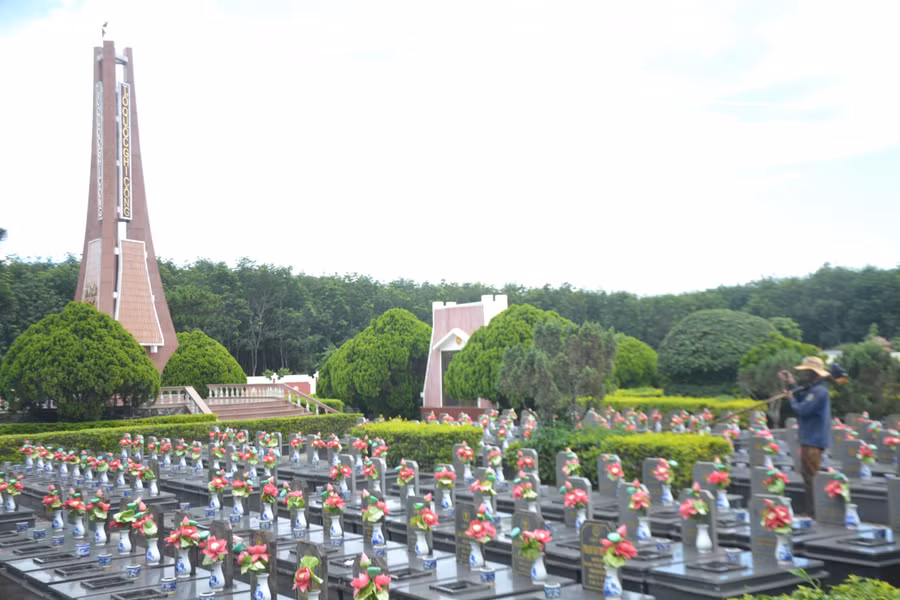 Ông Nguyễn Văn Châu-quản trang Nghĩa trang Liệt sĩ huyện Đak Đoa đang chăm sóc khuôn viên nghĩa trang. Ảnh: Hoàng Cư