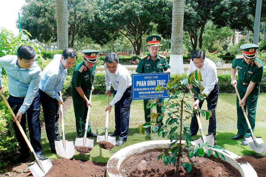 Đồng chí Phan Đình Trạc-Ủy viên Bộ Chính trị, Bí thư Trung ương Đảng, Trưởng ban Nội chính Trung ương (thứ 2 từ phải sang) cùng lãnh đạo tỉnh, lãnh đạo Quân đoàn 3 trồng cây lưu niệm trong khuôn viên Sư đoàn 320. Ảnh: Đức Thụy Đồng chí Phan Đình Trạc-Ủy viên Bộ Chính trị, Bí thư Trung ương Đảng, Trưởng ban Nội chính Trung ương (thứ 2 từ phải sang) cùng lãnh đạo tỉnh, lãnh đạo Quân đoàn 3 trồng cây lưu niệm trong khuôn viên Sư đoàn 320. Ảnh: Đức Thụy