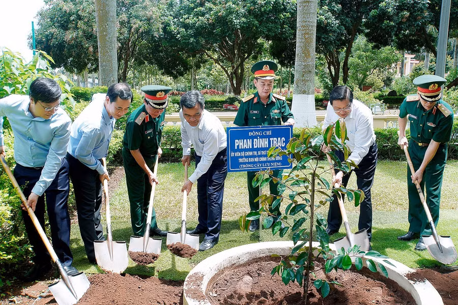 Đồng chí Phan Đình Trạc-Ủy viên Bộ Chính trị, Bí thư Trung ương Đảng, Trưởng ban Nội chính Trung ương (thứ 2 từ phải sang) cùng lãnh đạo tỉnh, lãnh đạo Quân đoàn 3 trồng cây lưu niệm trong khuôn viên Sư đoàn 320. Ảnh: Đức Thụy