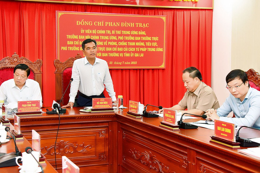 Ông Hồ Văn Niên-Ủy viên Ban Chấp hành Trung ương Đảng, Bí thư Tỉnh ủy, Chủ tịch HĐND tỉnh phát biểu tại hội nghị. Ảnh: Đức Thụy Ông Hồ Văn Niên-Ủy viên Ban Chấp hành Trung ương Đảng, Bí thư Tỉnh ủy, Chủ tịch HĐND tỉnh phát biểu tại hội nghị. Ảnh: Đức Thụy