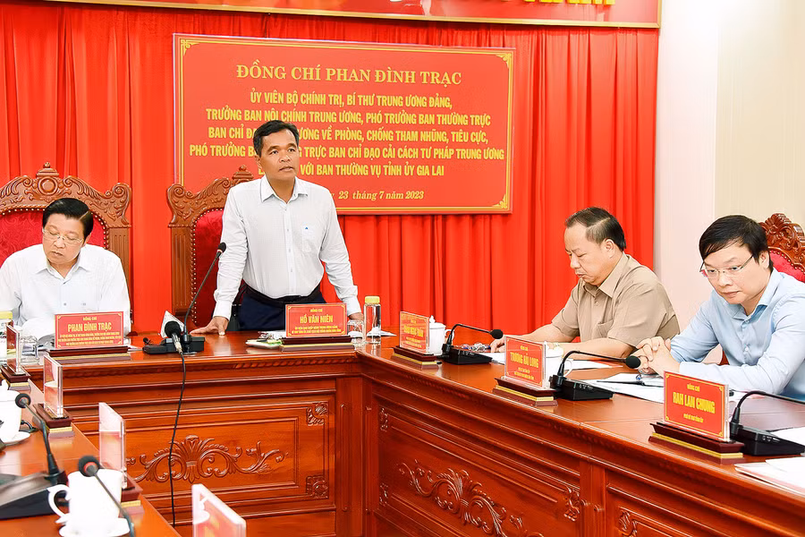 Ông Hồ Văn Niên-Ủy viên Ban Chấp hành Trung ương Đảng, Bí thư Tỉnh ủy, Chủ tịch HĐND tỉnh phát biểu tại hội nghị. Ảnh: Đức Thụy